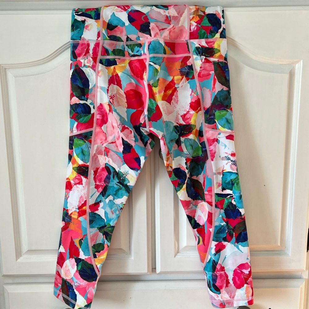 ZYIA Floral Light n Tight 20”” Capri 6-8 with zip pockets